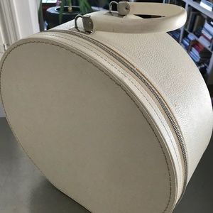 Mod 60s Round White Vintage Overnight Travel Case